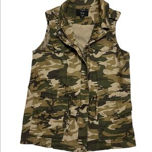 PUNK UTILITY CAMO STUD VEST